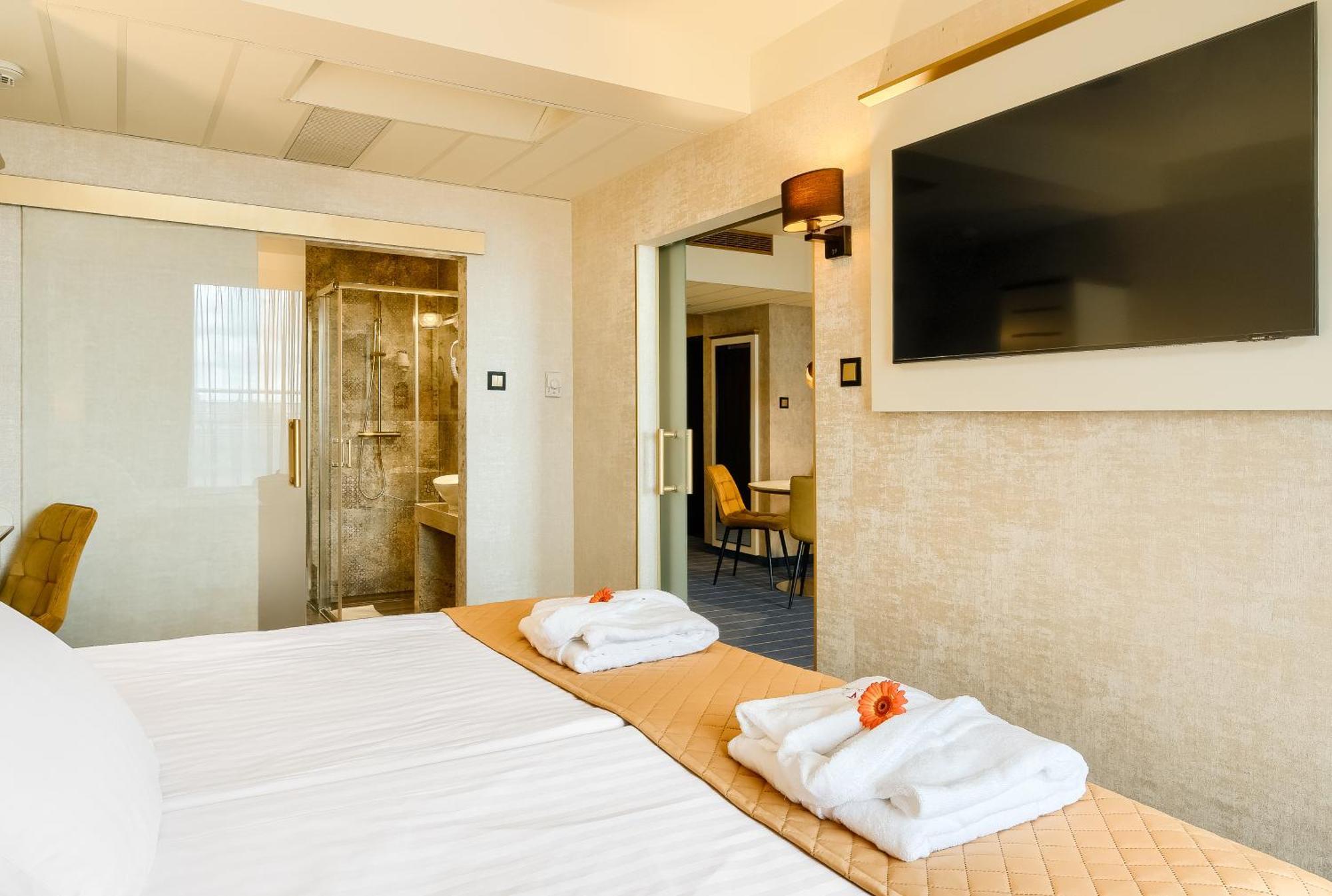 พาร์คโฮเต็ล เดียเมนท์ วรอคลอฟ Hotel วรอตซวาฟ ภายนอก รูปภาพ